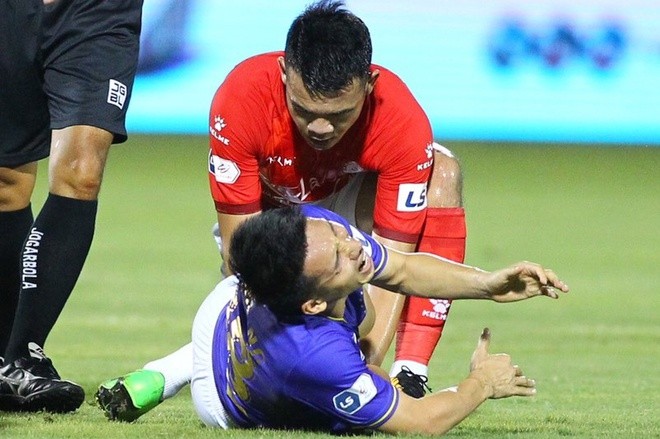 SỐC! Bị đạp thẳng 2 chân, Hùng Dũng chấn thương kinh hoàng - Bóng Đá