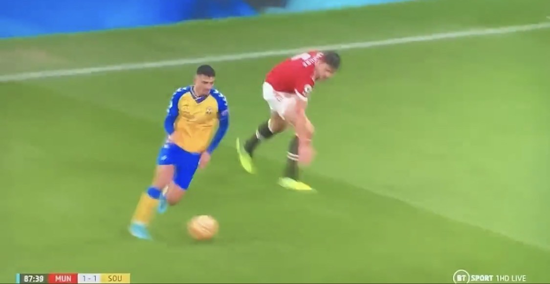 Cạn lời với pha xử lý gây cười của Harry Maguire - Bóng Đá