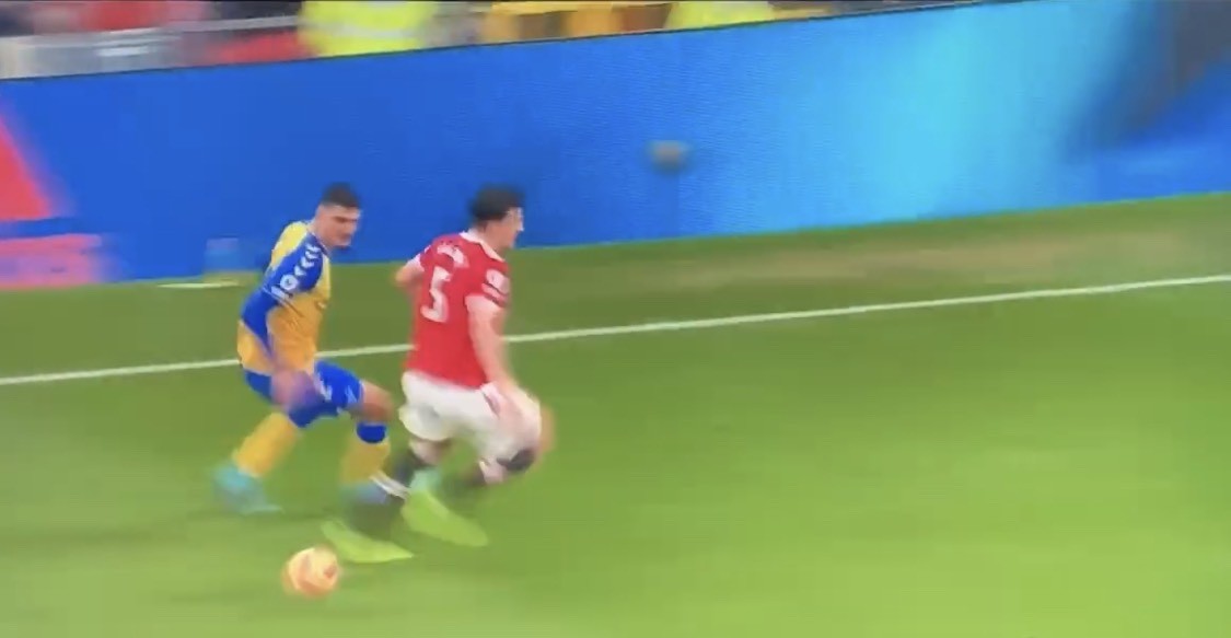 Cạn lời với pha xử lý gây cười của Harry Maguire - Bóng Đá