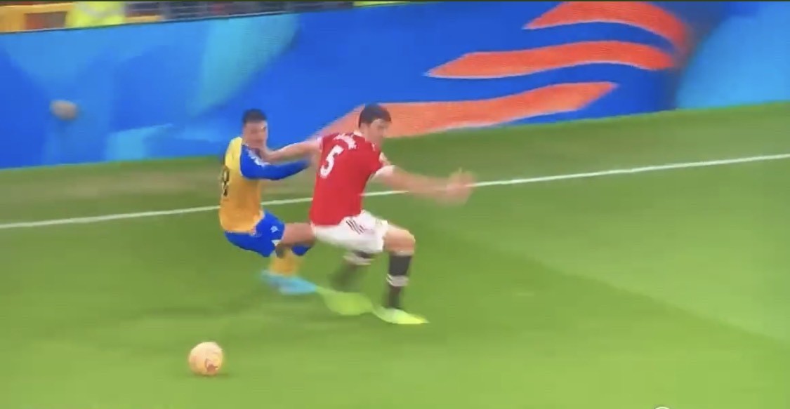 Cạn lời với pha xử lý gây cười của Harry Maguire - Bóng Đá