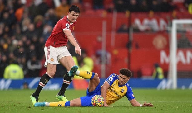 Cạn lời với pha xử lý gây cười của Harry Maguire - Bóng Đá