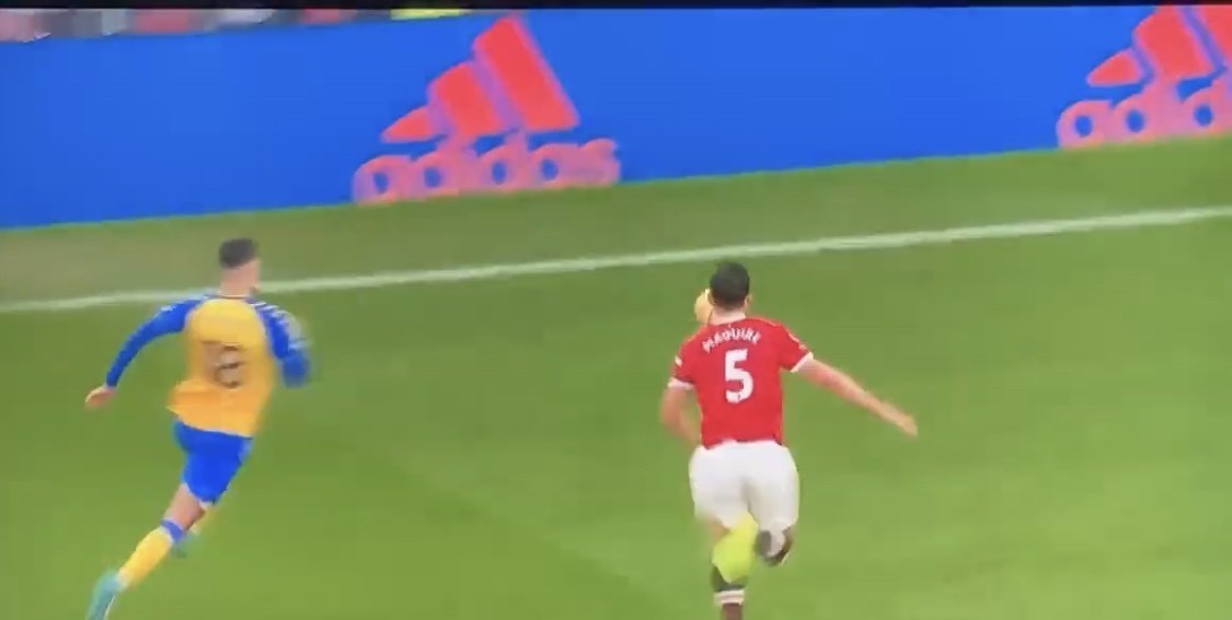 Cạn lời với pha xử lý gây cười của Harry Maguire - Bóng Đá