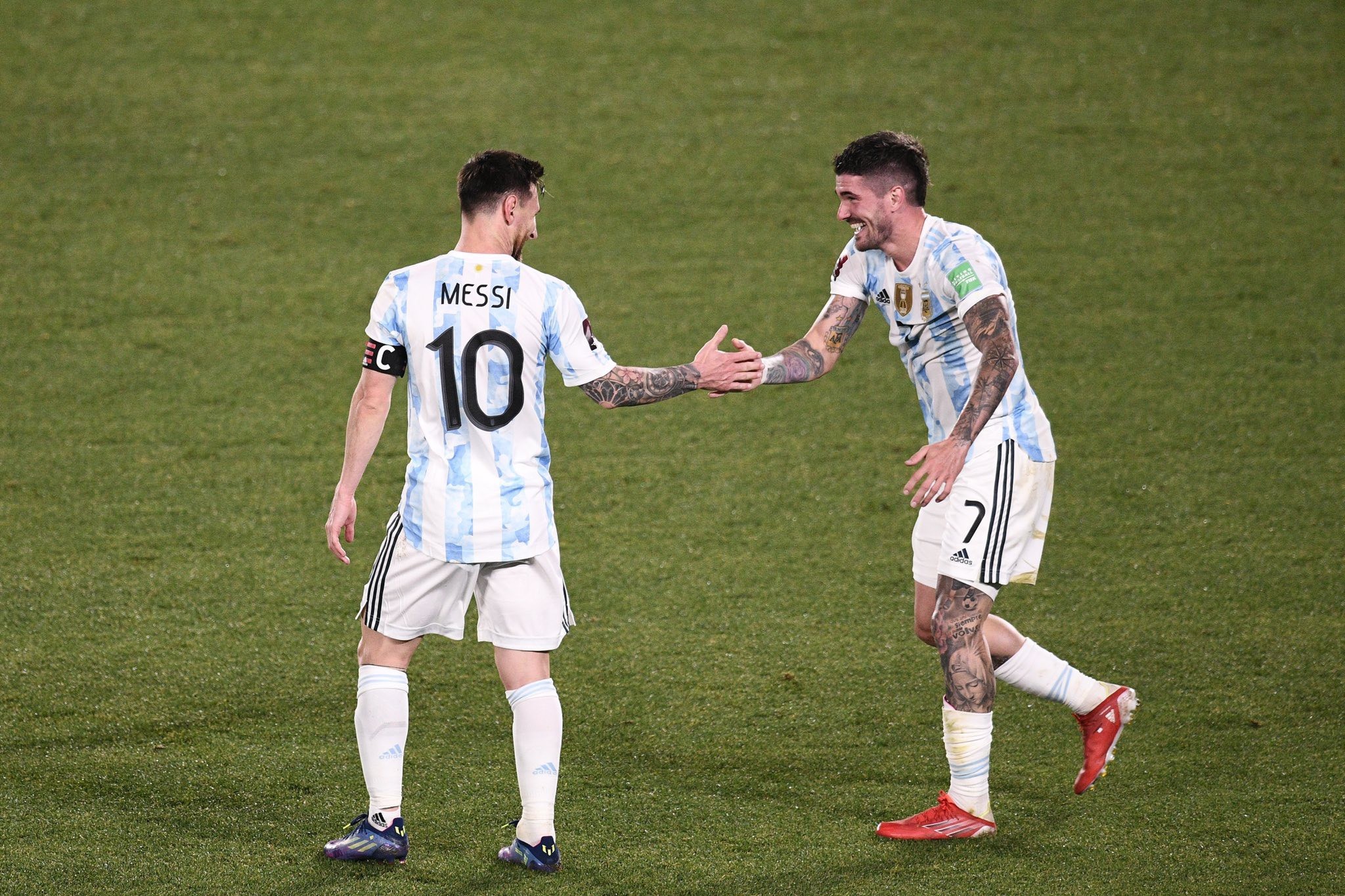 VL World Cup Nam Mỹ: Sanchez và James Rodriguez ngồi nhà - Bóng Đá