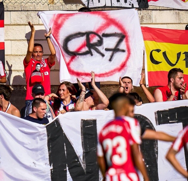 CĐV Atletico Madrid giăng biểu ngữ sỉ nhục Ronaldo - Bóng Đá