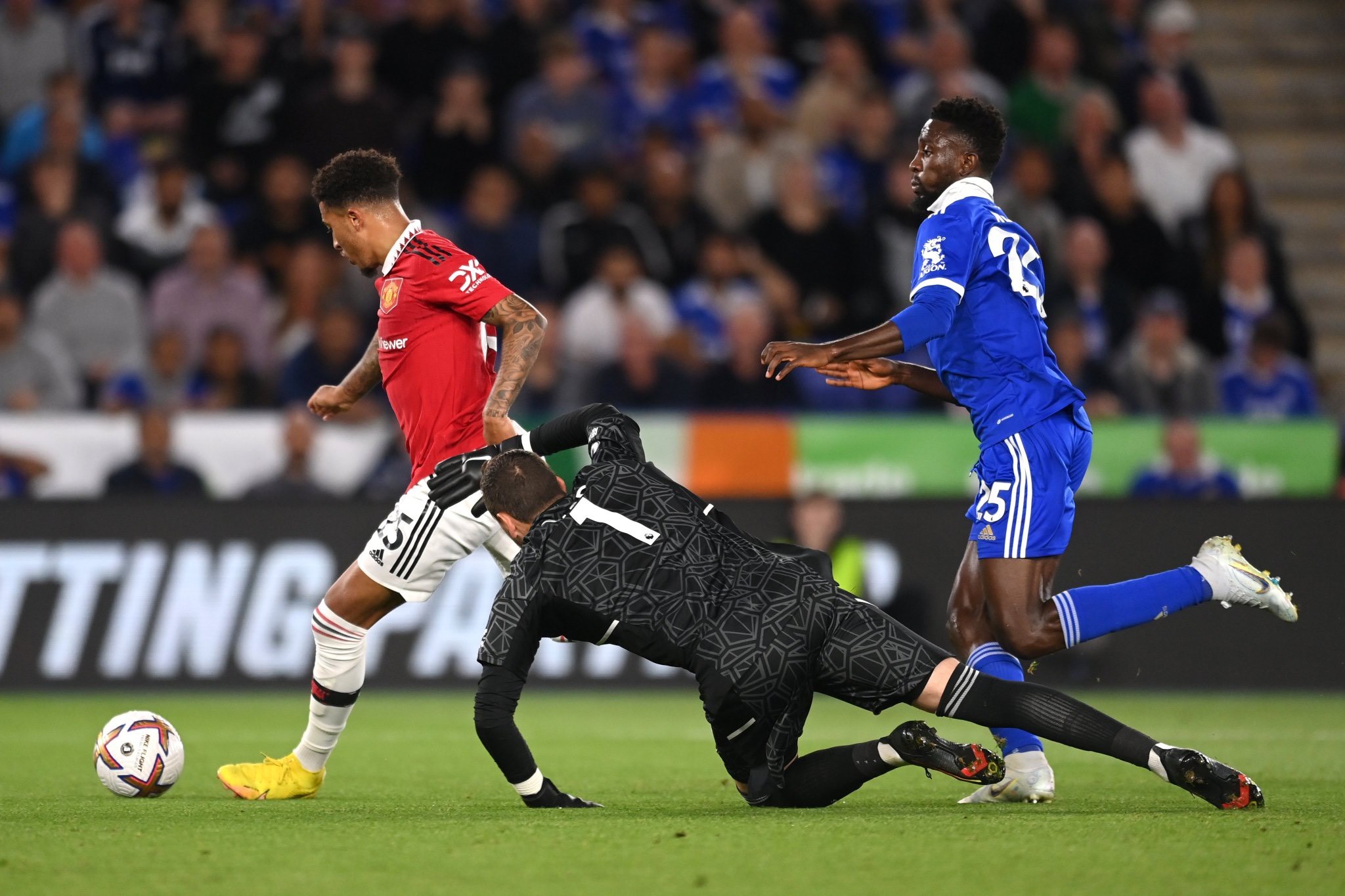 Chạy như gắng động cơ, Man Utd lấy 3 điểm rời hang Cáo - Bóng Đá