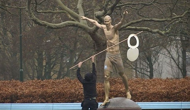 Ibrahimovic statue set on fire by angry Malmo supporters after Hammarby deal confirmed - Bóng Đá