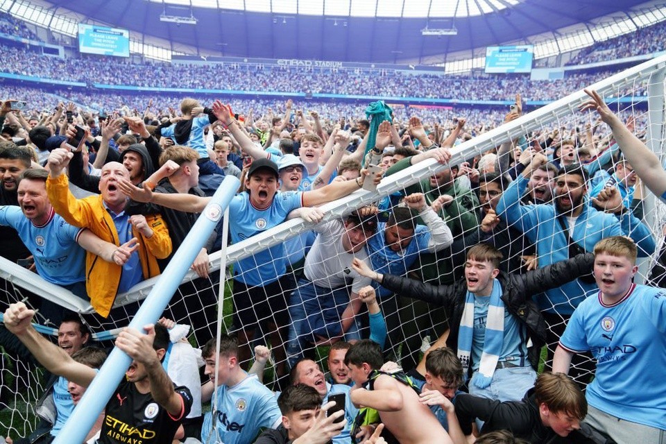 CĐV Man City quậy tưng bừng tại Etihad trong ngày vô địch - Bóng Đá