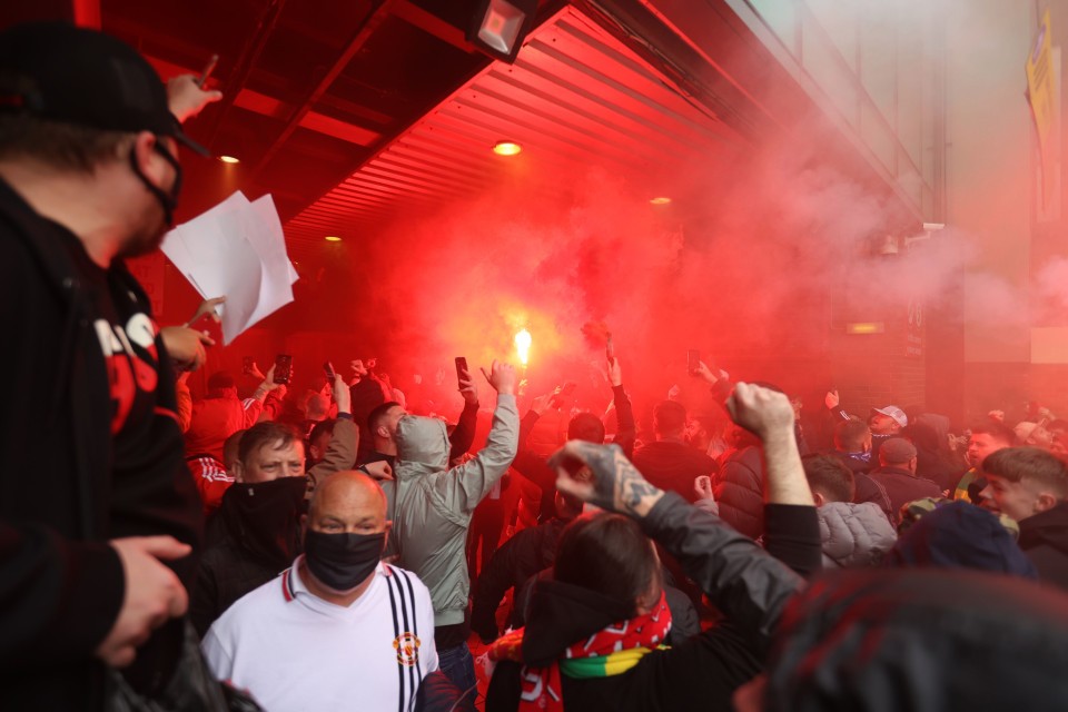 Old Trafford thất thủ hoàn toàn - Bóng Đá