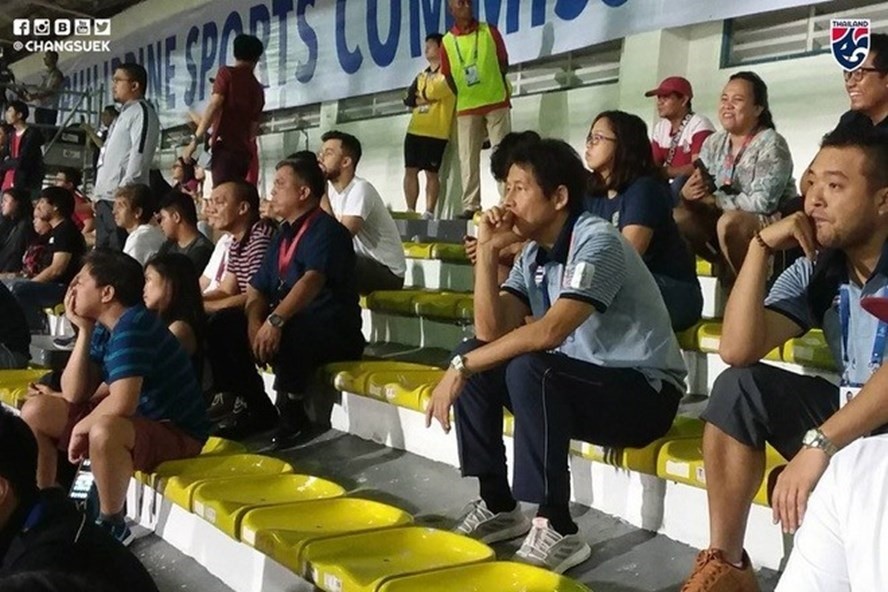 Đức Chinh vừa ghi bàn, HLV Akira Nishino liền bỏ về - Bóng Đá