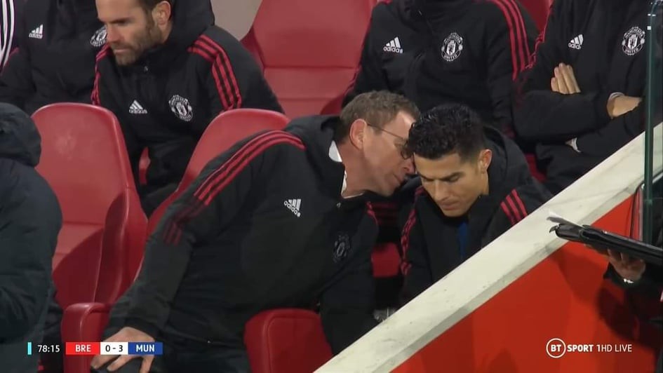 Ronaldo giận dữ ném áo, Rangnick ngay lập tức có động thái xử lý - Bóng Đá