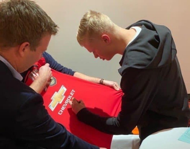 NÓNG! Haaland ký tên lên áo đấu Man Utd - Bóng Đá
