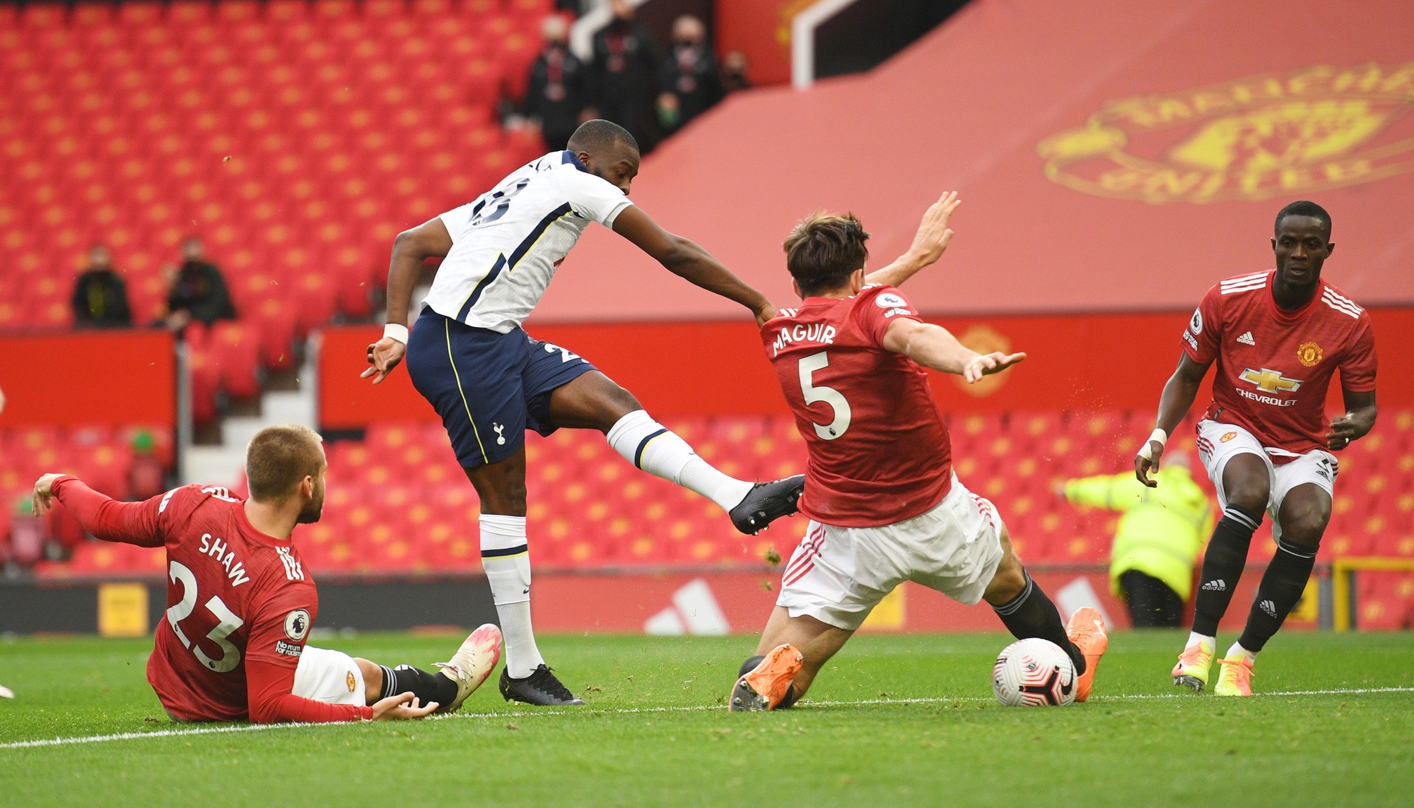 Manchester United have added Tottenham Hotspur star Tanguy Ndombele to their midfield shortlist  - Bóng Đá