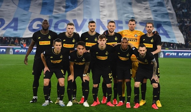 Ashley Young ngã giả vờ trong vòng cấm - Bóng Đá