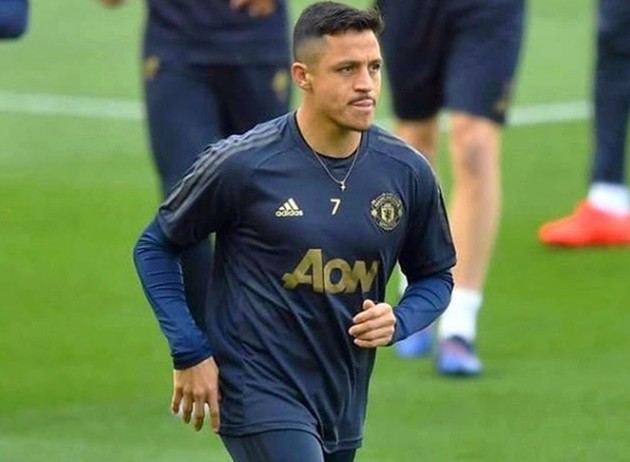 Man Utd outcast Alexis Sanchez spotted with new girlfriend - Bóng Đá