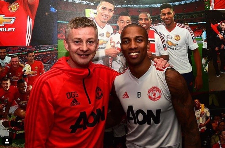 Ashley Young shows off new tattoo.. but Man Utd fans tell him to spend summer working on crosses instead - Bóng Đá