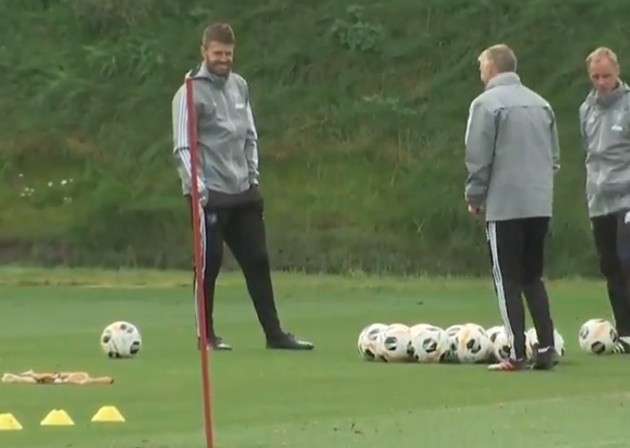 Manchester United: Fans joke about Ole Gunnar Solskjaer still playing for the club - Solskjaer sút bóng vào thùng - Bóng Đá