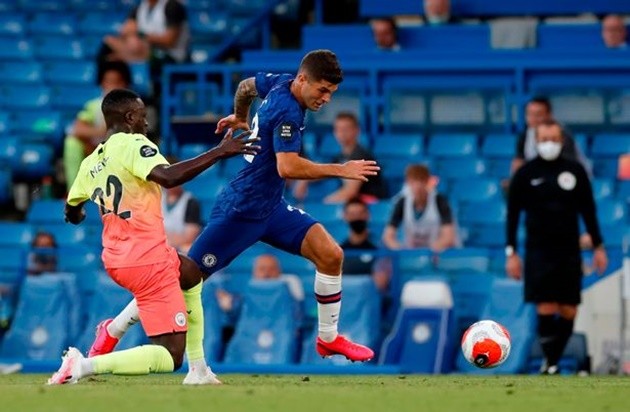 Fan Man City ném đá Mendy - Bóng Đá