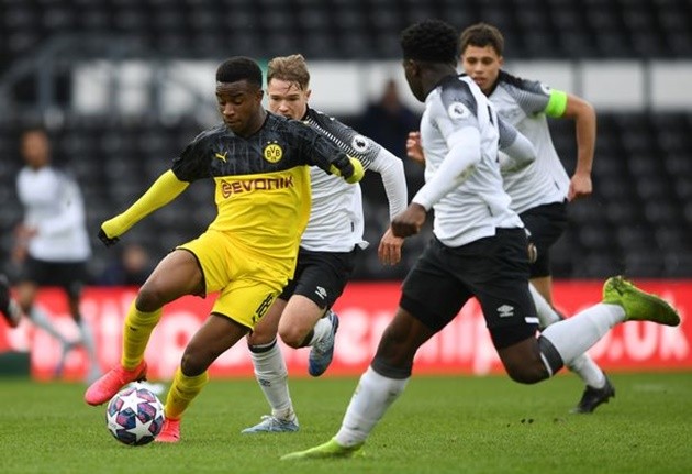 HLV trưởng xác nhận, Dortmund sắp trình làng 'thần đồng 15 tuổi' từng gây sốc thế giới - Bóng Đá