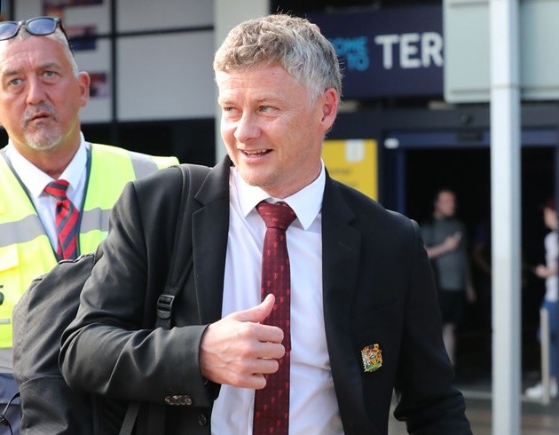 Ảnh Man Utd về Manchester - Bóng Đá