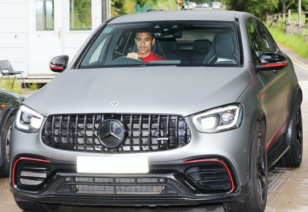 Manchester United players arrive for training following Brighton victory - Bóng Đá