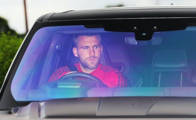 Luke Shaw having treatment to help him recover for Manchester United's trip to Crystal Palace - Bóng Đá