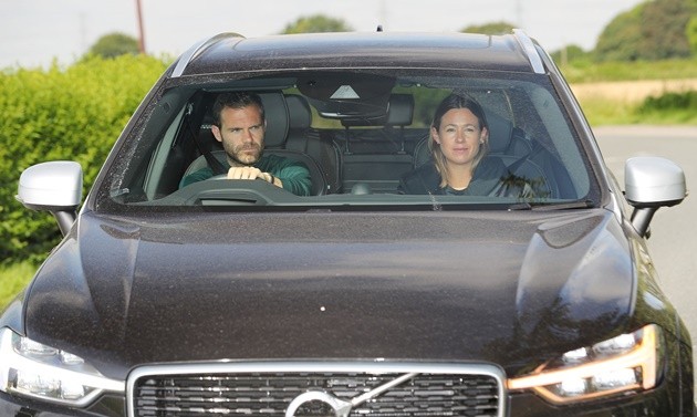 David de Gea returns to Man Utd for pre-season after being offered world record £350k-a-week ‘take it or leave it’ deal - Bóng Đá