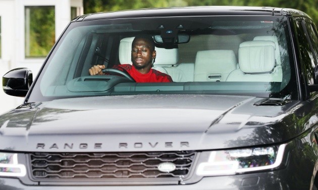 Manchester United players arrive for training following Brighton victory - Bóng Đá