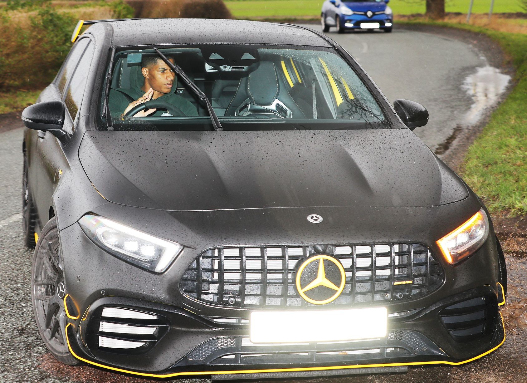 Ảnh Man Utd đến sân tập - có Pogba - Bóng Đá