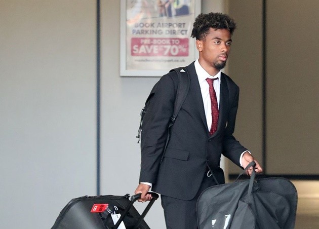 Ảnh Man Utd về Manchester - Bóng Đá