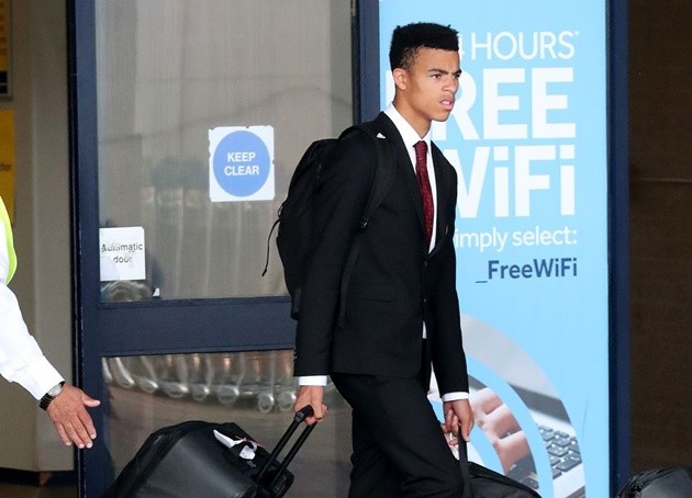 Ảnh Man Utd về Manchester - Bóng Đá