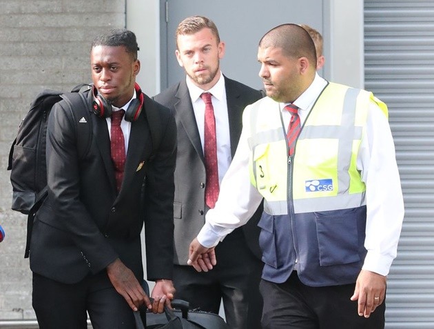 Ảnh Man Utd về Manchester - Bóng Đá
