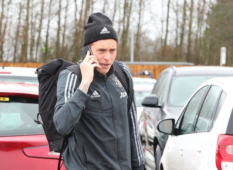 Ảnh Man Utd hành quân tới Bỉ - Bóng Đá