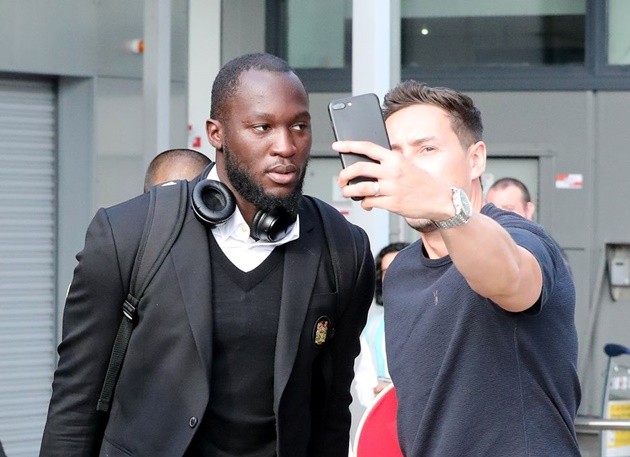 Ảnh Man Utd về Manchester - Bóng Đá