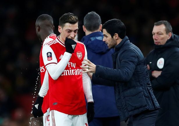Arsenal thay Mesut Ozil bằng  Joe Willock  - Bóng Đá