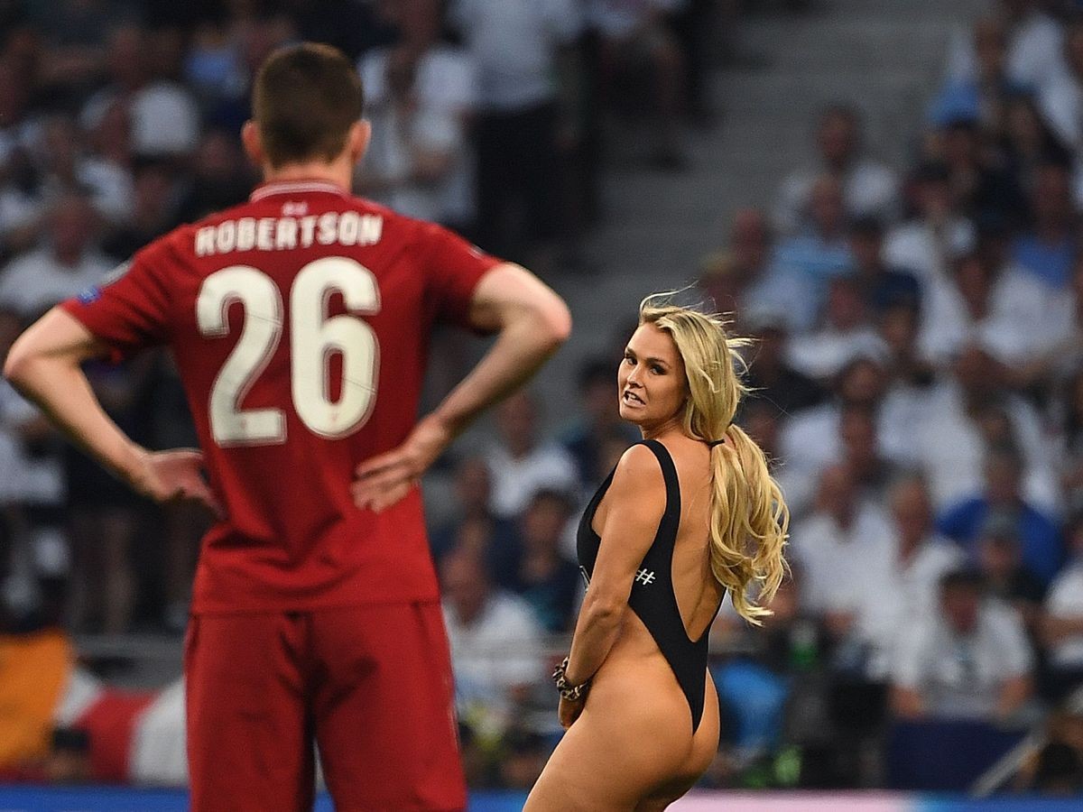 Streaker felled by security during Liverpool clash with Norwich and Firmino loved it - Bóng Đá