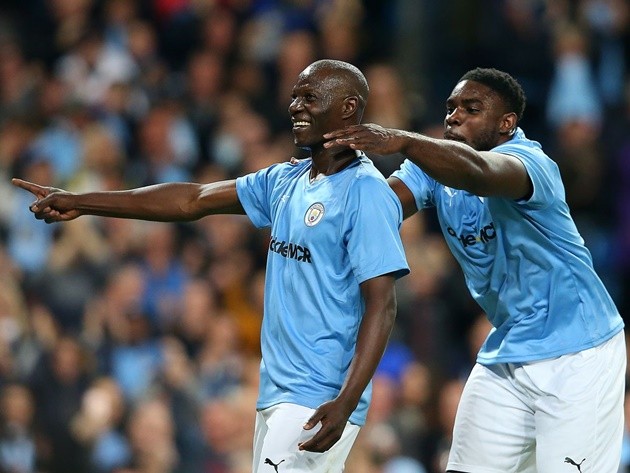 Neville nightmare, silky Scholes and AWOL Balotelli? The best of Vincent Kompany's testimonial - Bóng Đá