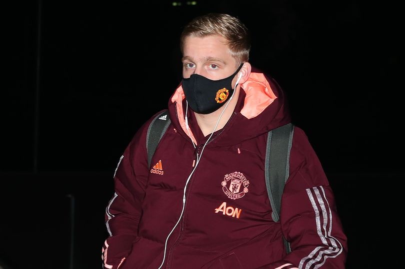 Former Manchester United coach disagrees with Dutch legends on Donny van de Beek future - Bóng Đá
