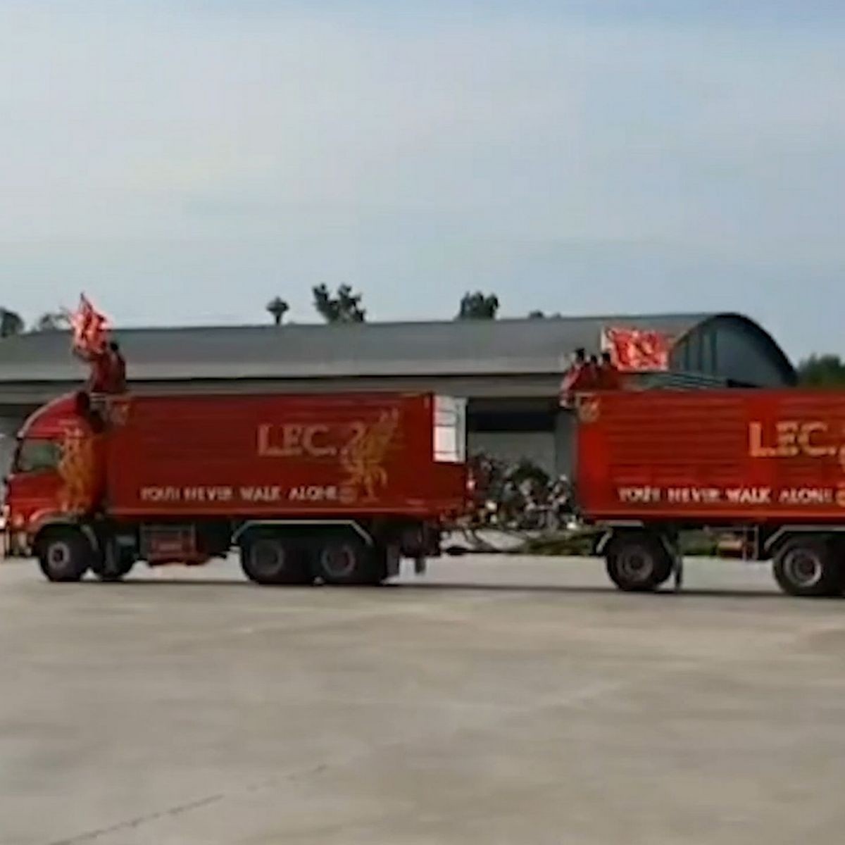 Liverpool Fan Holds Title Parade After Getting Bored Waiting For The Premier League To Restart - Bóng Đá