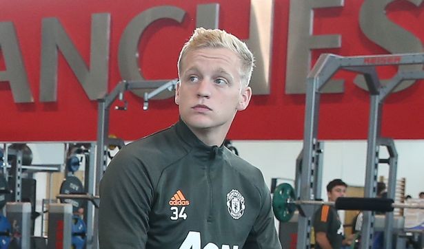 Donny van de Beek told to 'pack his bags straightaway' if he doesn't play vs Man City - Bóng Đá