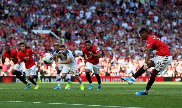 Man Utd fans spot what Anthony Martial did before Marcus Rashford's penalty - Bóng Đá