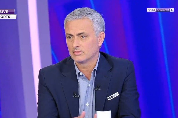 Ex-Man Utd boss Jose Mourinho stretches and does sit-ups in London park fitness workout - Bóng Đá
