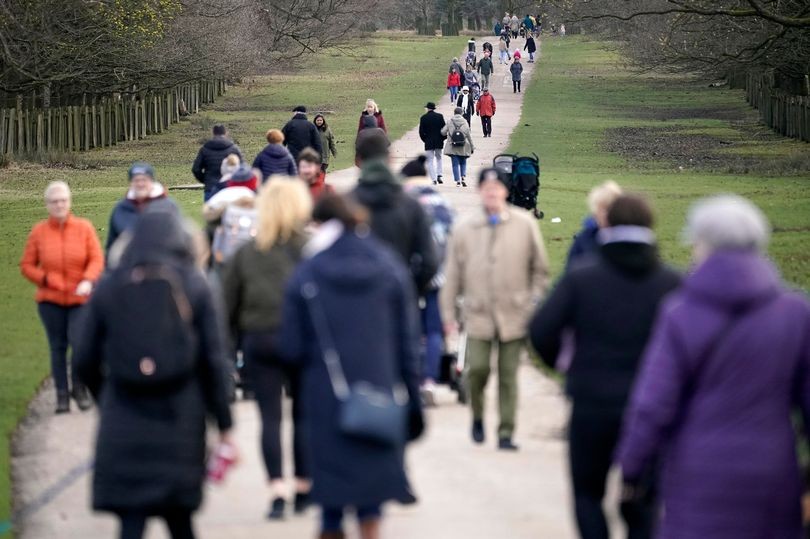 Parks and tourist spots across Greater Manchester - and the north - close as visitors flout coronavirus social distancing advice - Bóng Đá