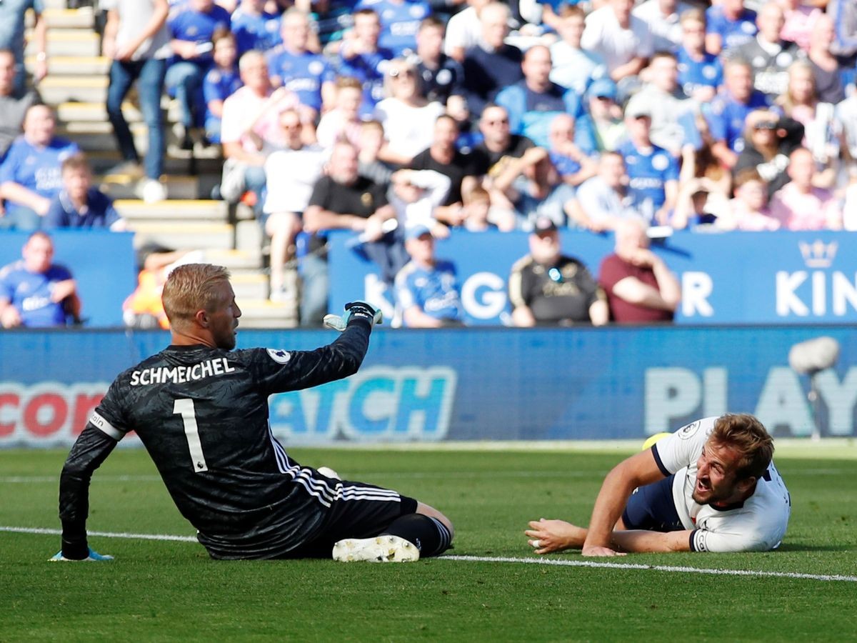 Hài hước! Harry Kane ra sân đi bóng và... vấp phải bàn thắng - Bóng Đá