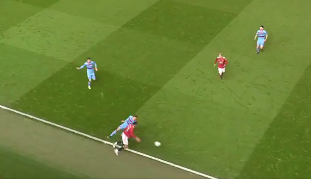 Greenwood có pha xoay xở đẳng cấp, tái hiện hình ảnh Berbatov - Bóng Đá