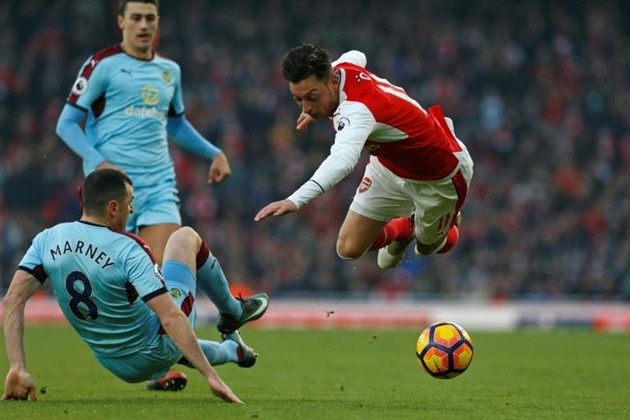 Arsenal star Ozil bundled into back seat of his car by security  - Bóng Đá