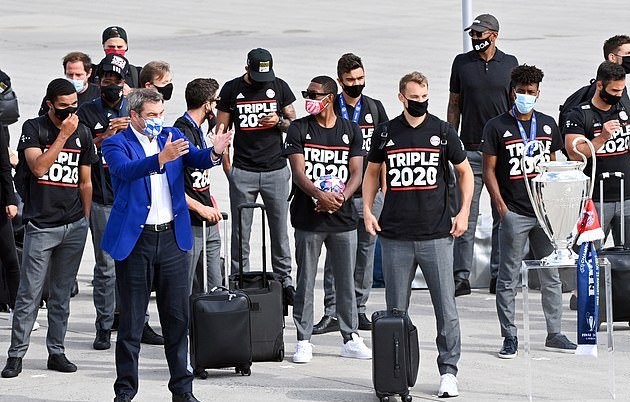 Bayern Munich's Champions League heroes land back in Germany wearing 'Triple 2020' shirts  - Bóng Đá