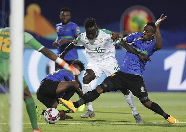 Senegal ra quân vắng Mane, fan nữ xinh như mộng có biểu cảm khó tin - Bóng Đá