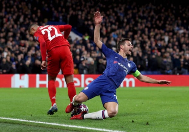 Fan Chelsea ném đá Azpilicueta + Barkley - Bóng Đá