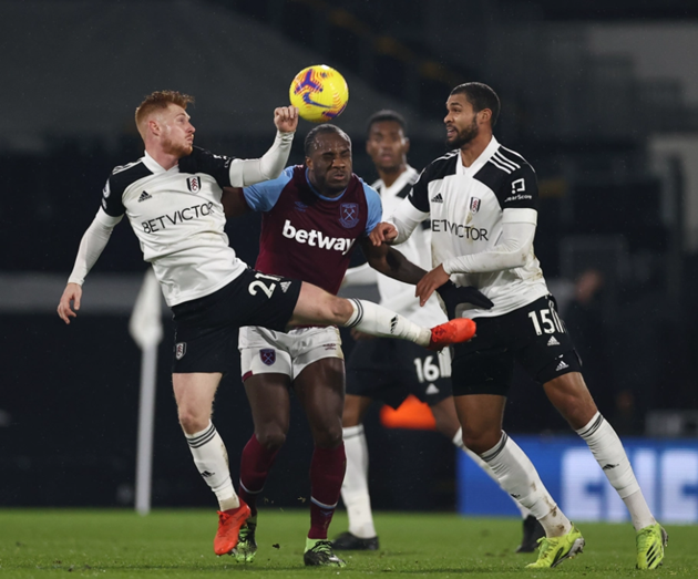 Tomas Soucek controversially sent off for ‘elbow’ on Mitrovic in stalemate - Bóng Đá