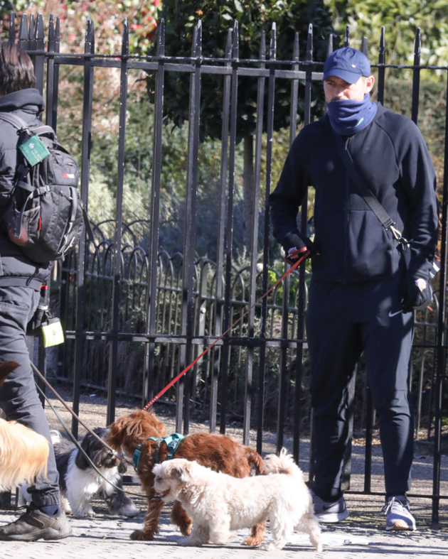 Chelsea boss Frank Lampard covers face with scarf and wears gloves to walk dog Minnie amid coronavirus fears - Bóng Đá